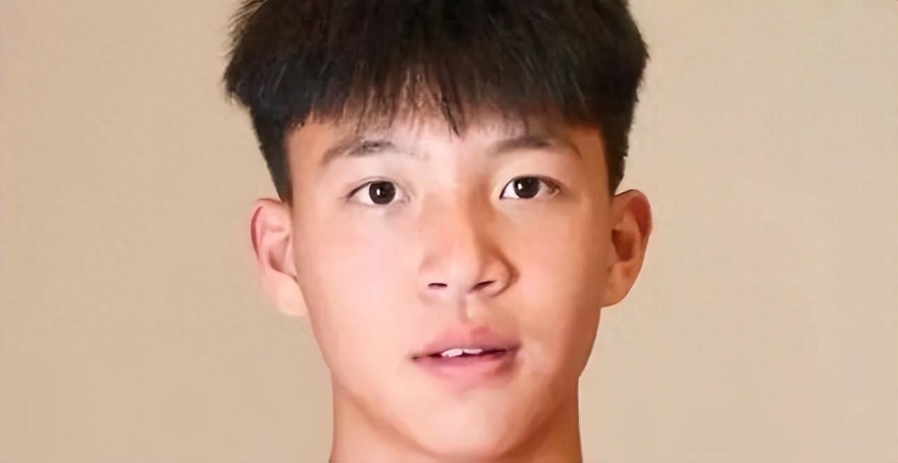 爱游戏体育官方入口-王钰栋球探报告来了，模板巴西国脚马丁内利，球探评分：7分